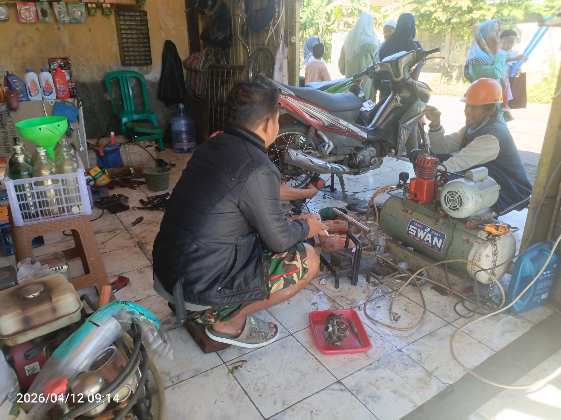 Aktivitas servis motor nyata di workshop 2ND Garage