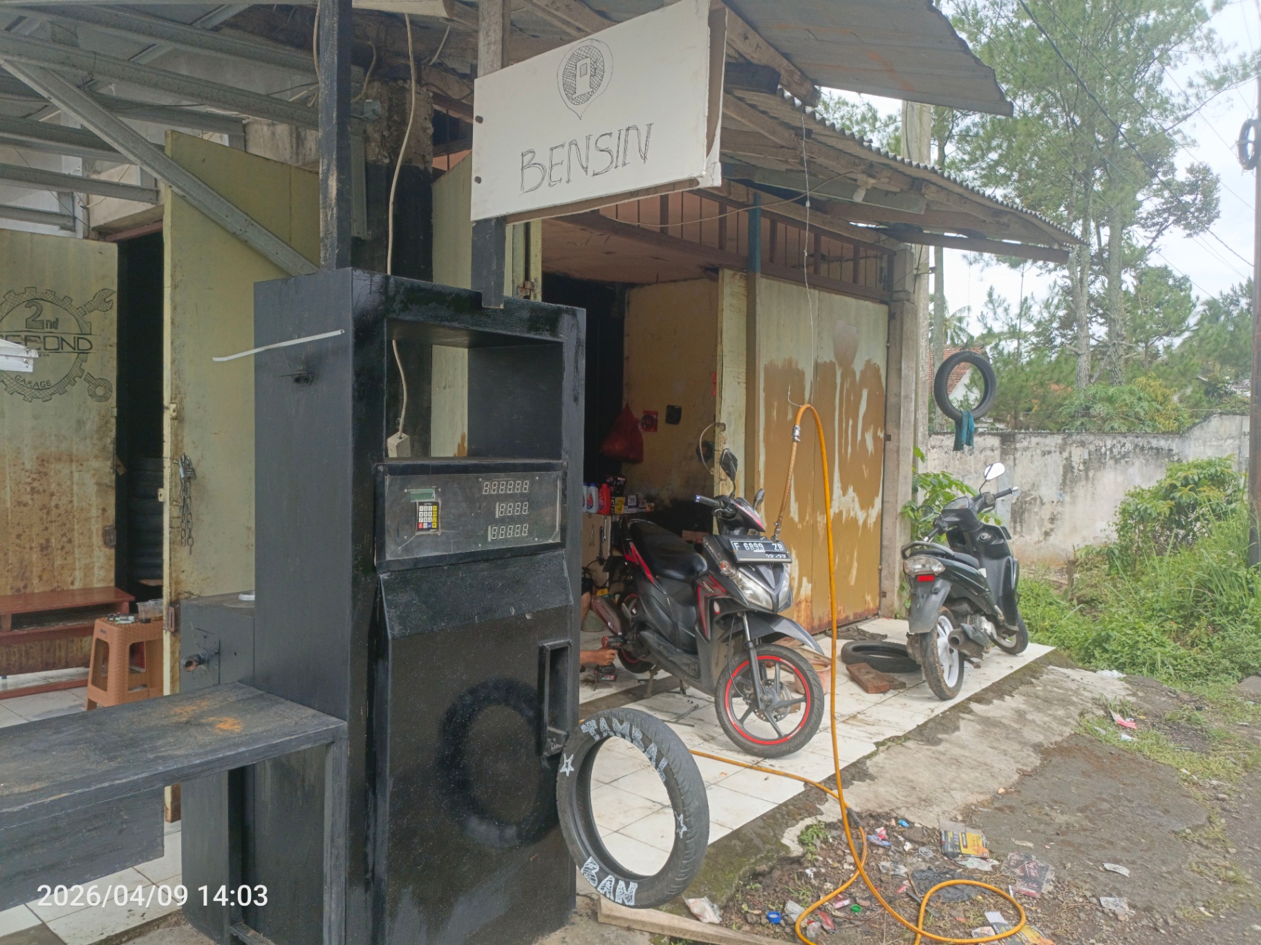 Pom mini isi bensin di depan bengkel 2ND Garage