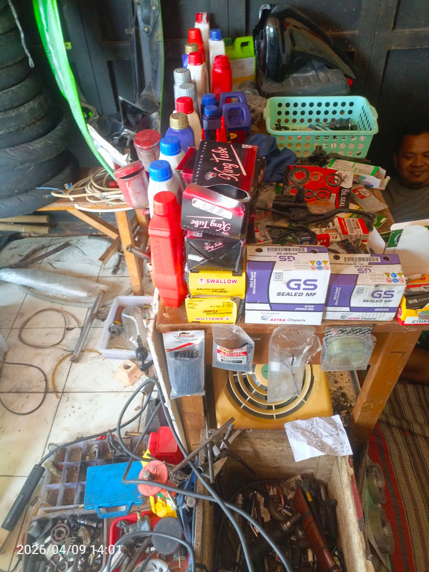 Stok oli, aki GS, dan sparepart harian di bengkel 2ND Garage
